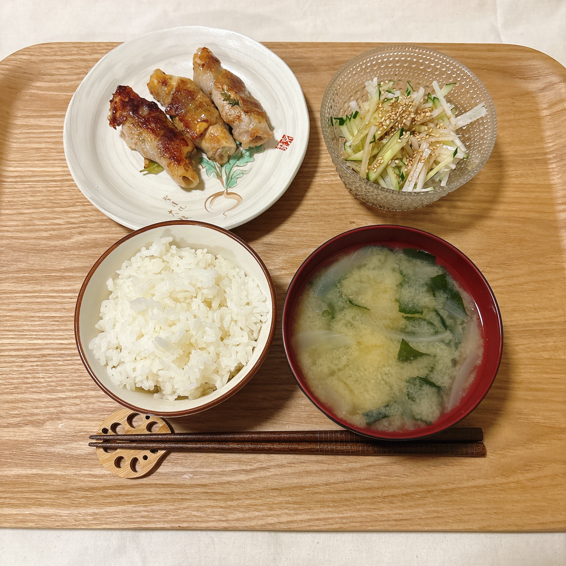 豚肉梅しそチーズ巻き、大根ときゅうりのサラダ、味噌汁の妊活中の夜ごはん献立
