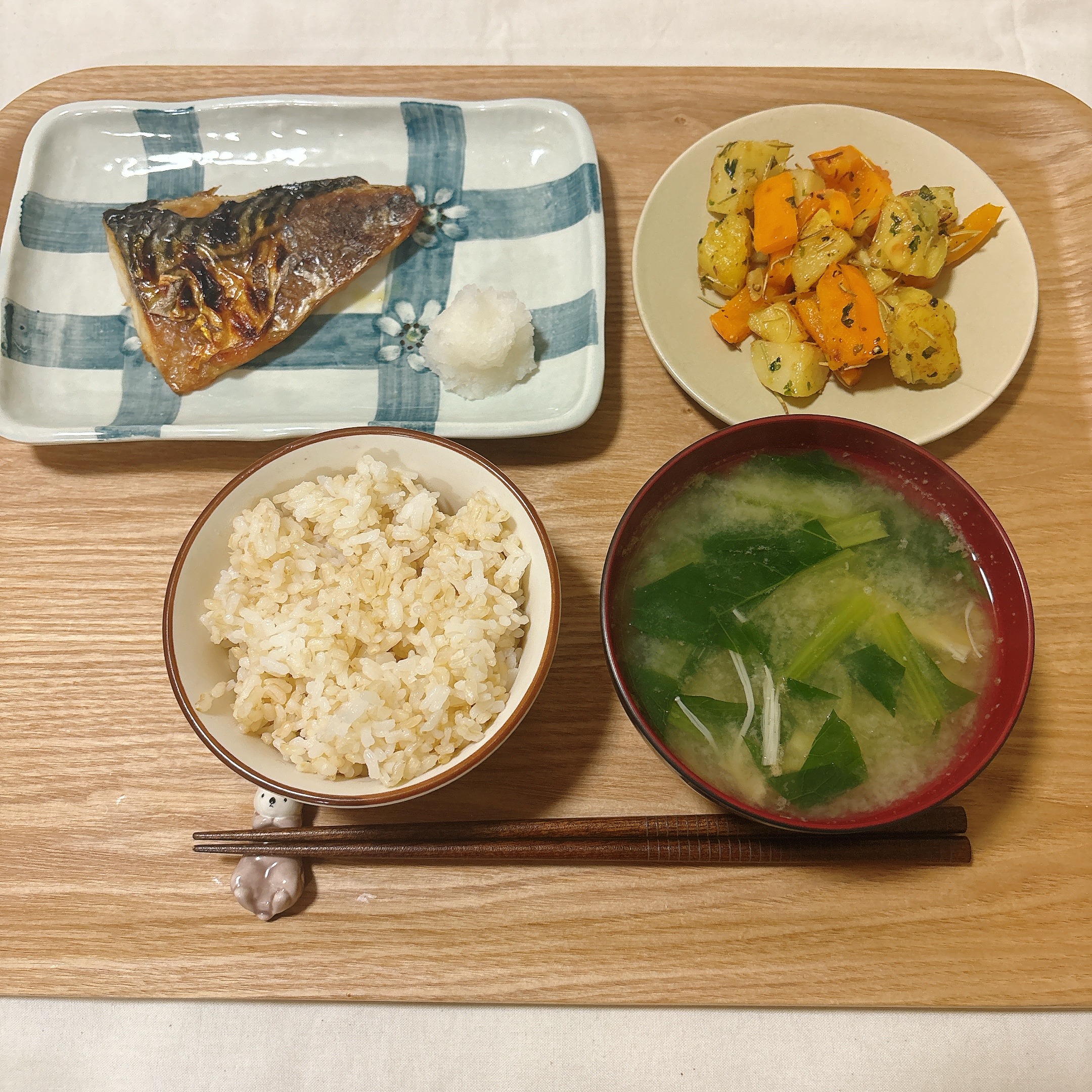 サバの塩焼き、パプリカとじゃがいもの炒めもの、味噌汁の妊活中の夜ごはん献立