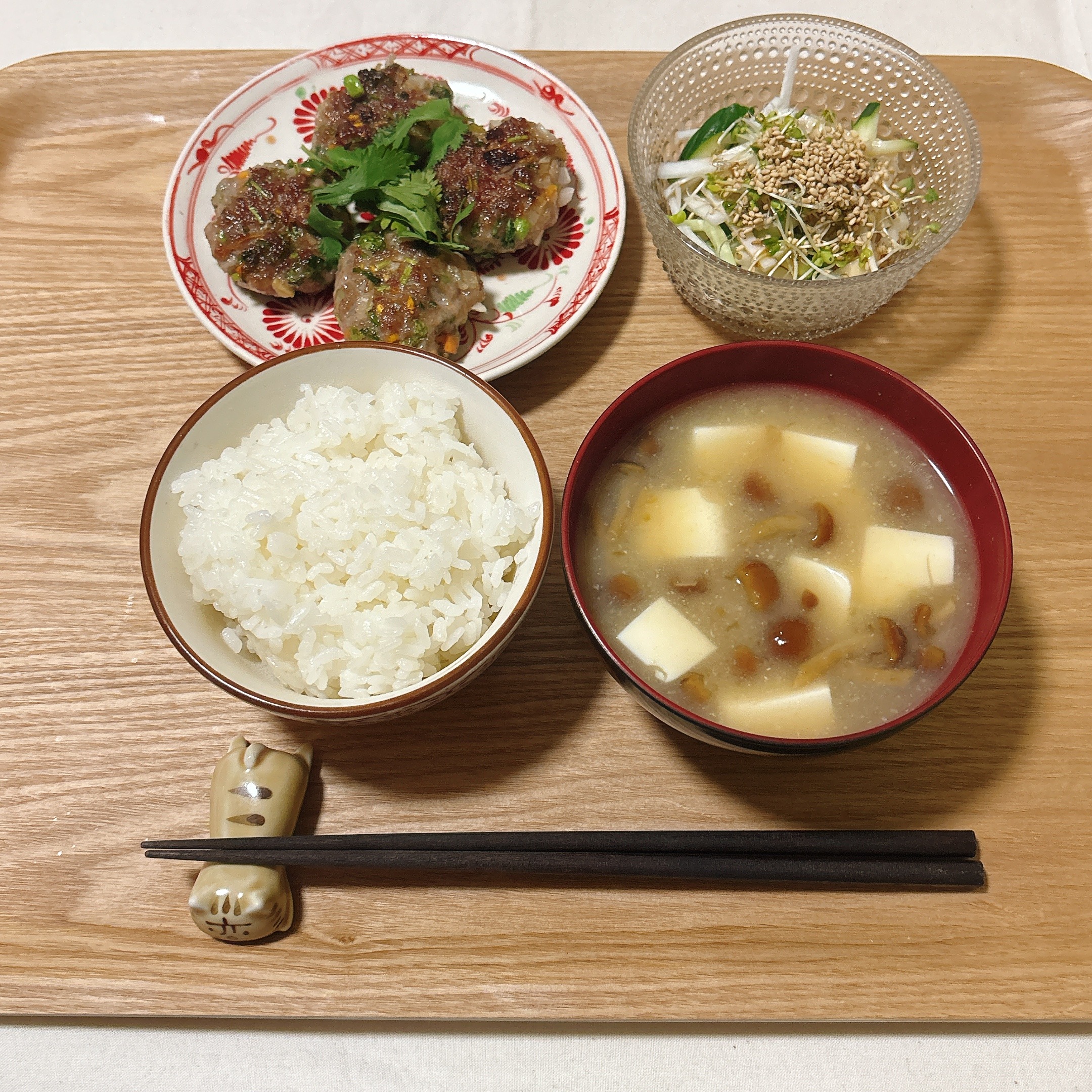 パクチーと豚ひき肉のアジア風つくね、サラダ、味噌汁の妊活中の夜ごはん献立