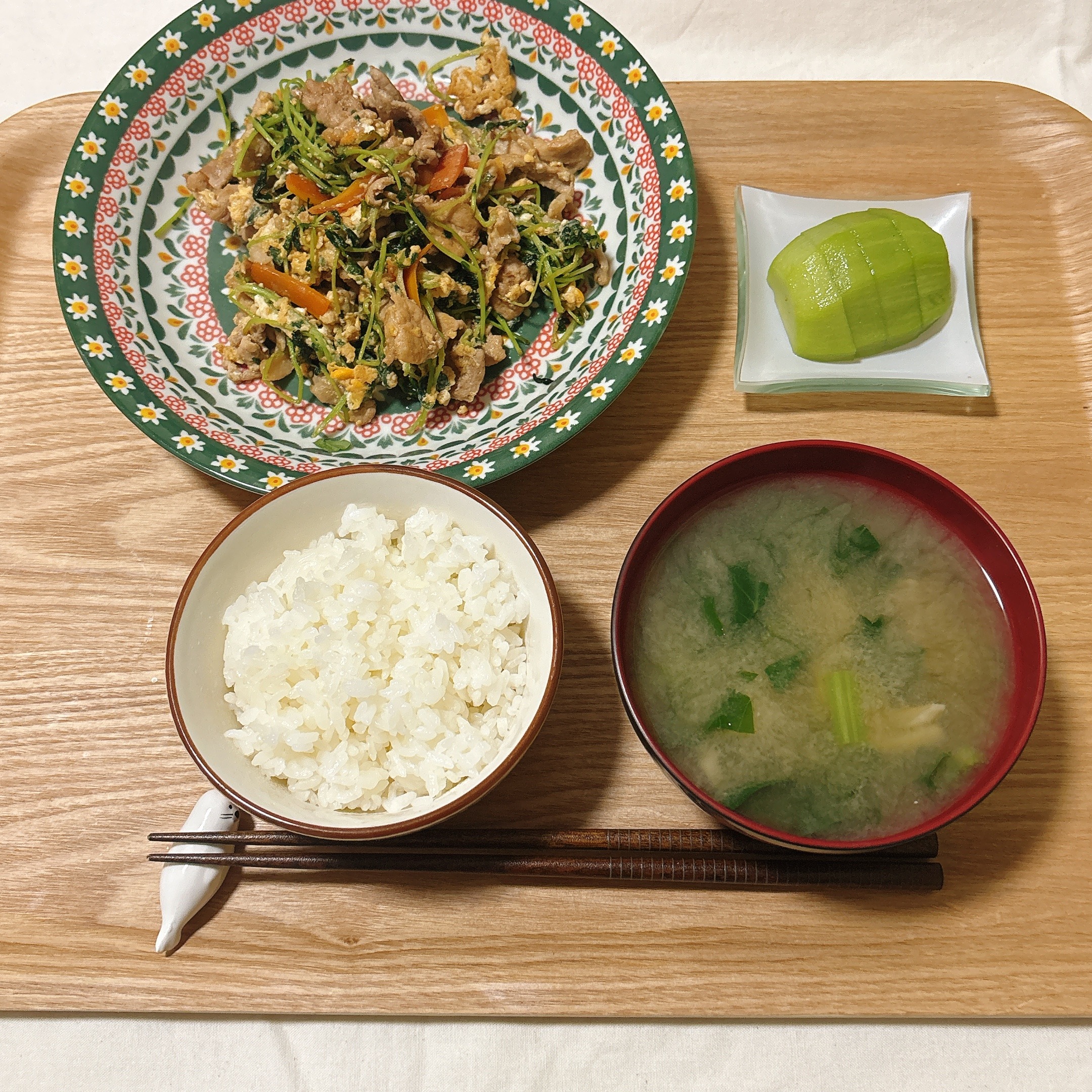 豆苗と豚肉の卵炒め、キウイ、味噌汁の妊活中の夜ごはん献立