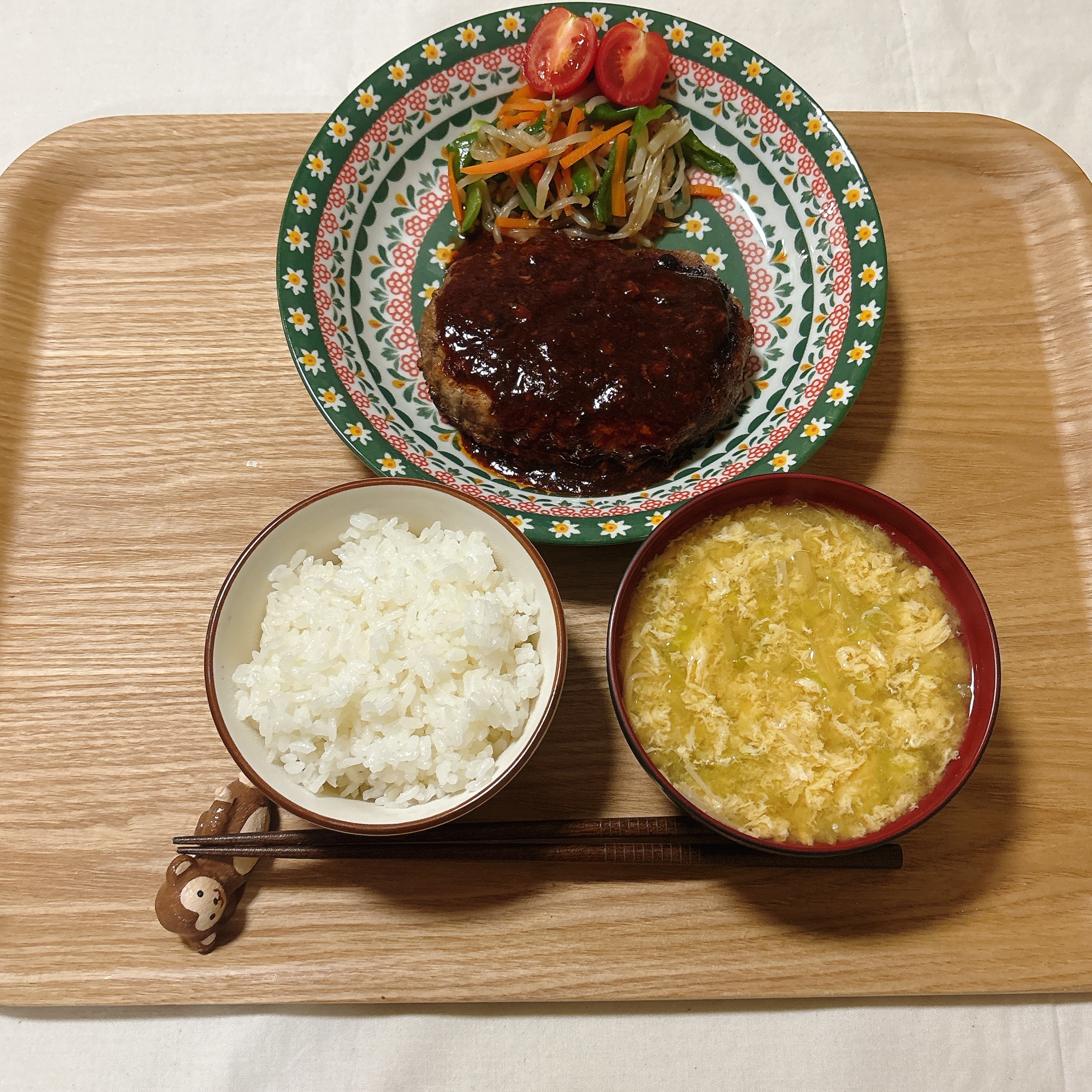 ハンバーグ、野菜炒め、味噌汁の妊活中の夜ごはん献立