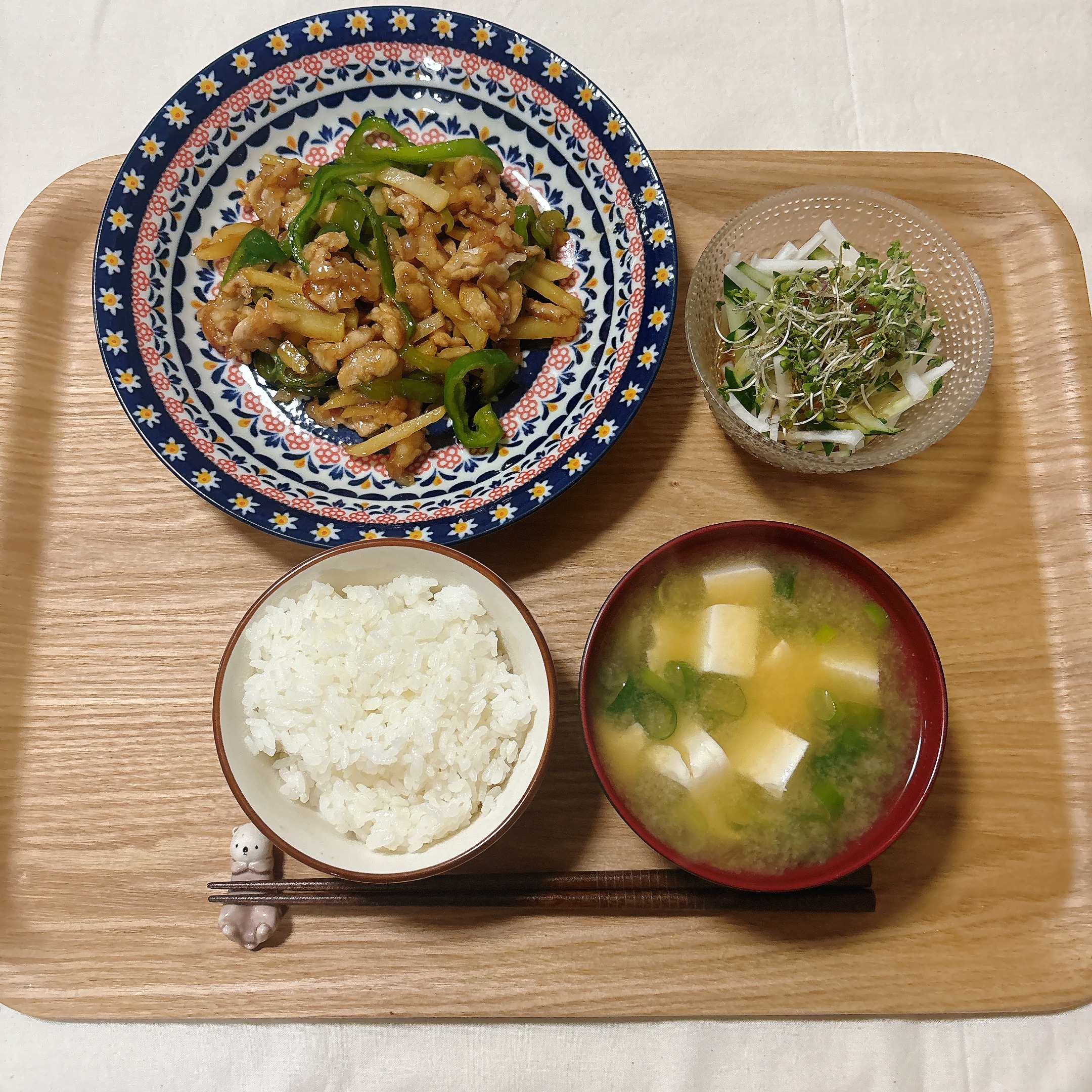 じゃがいもの青椒肉絲、サラダ、味噌汁の妊活中の夜ごはん献立
