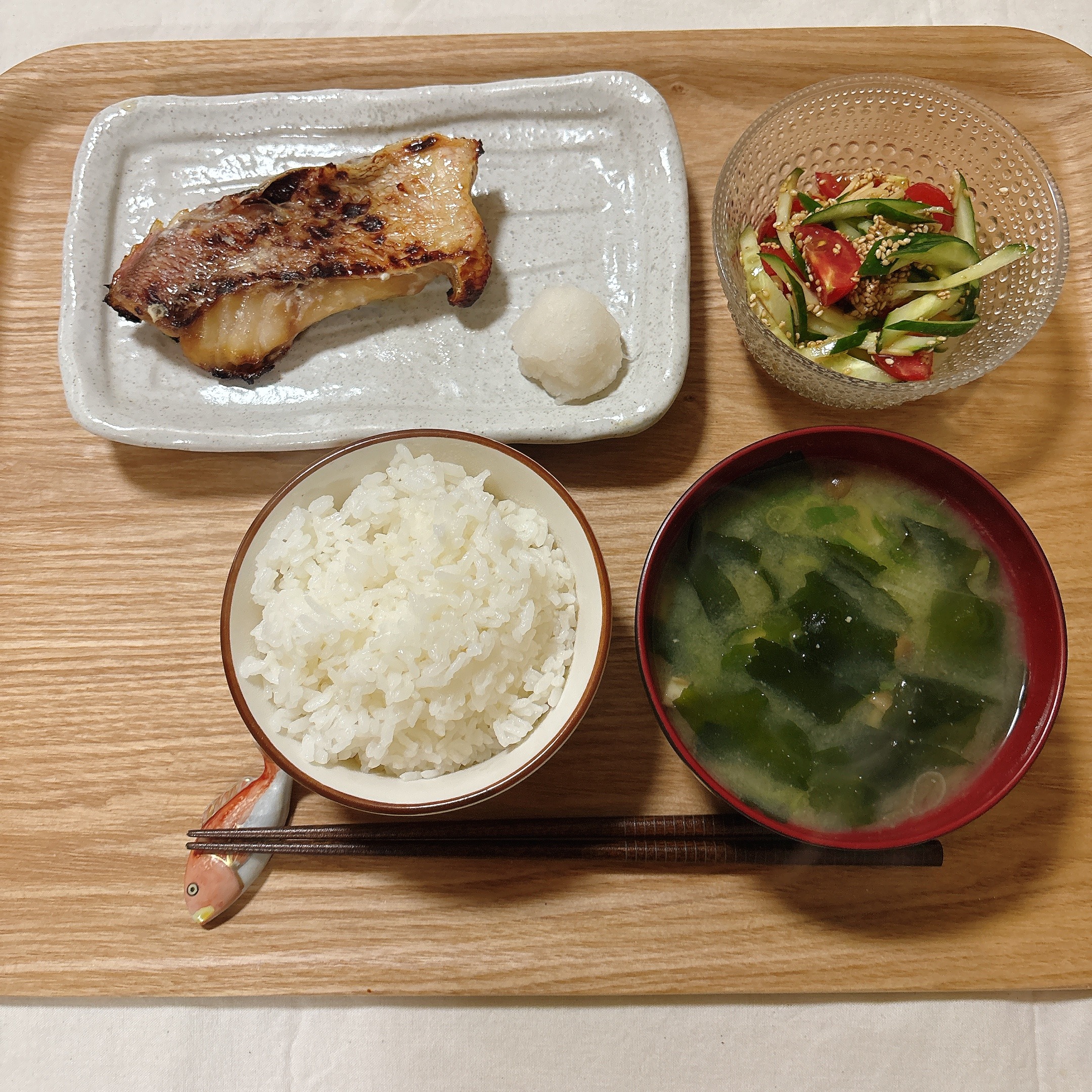 赤魚の粕漬、きゅうりとトマトのピリ辛和え、味噌汁の妊活中の夜ごはん献立