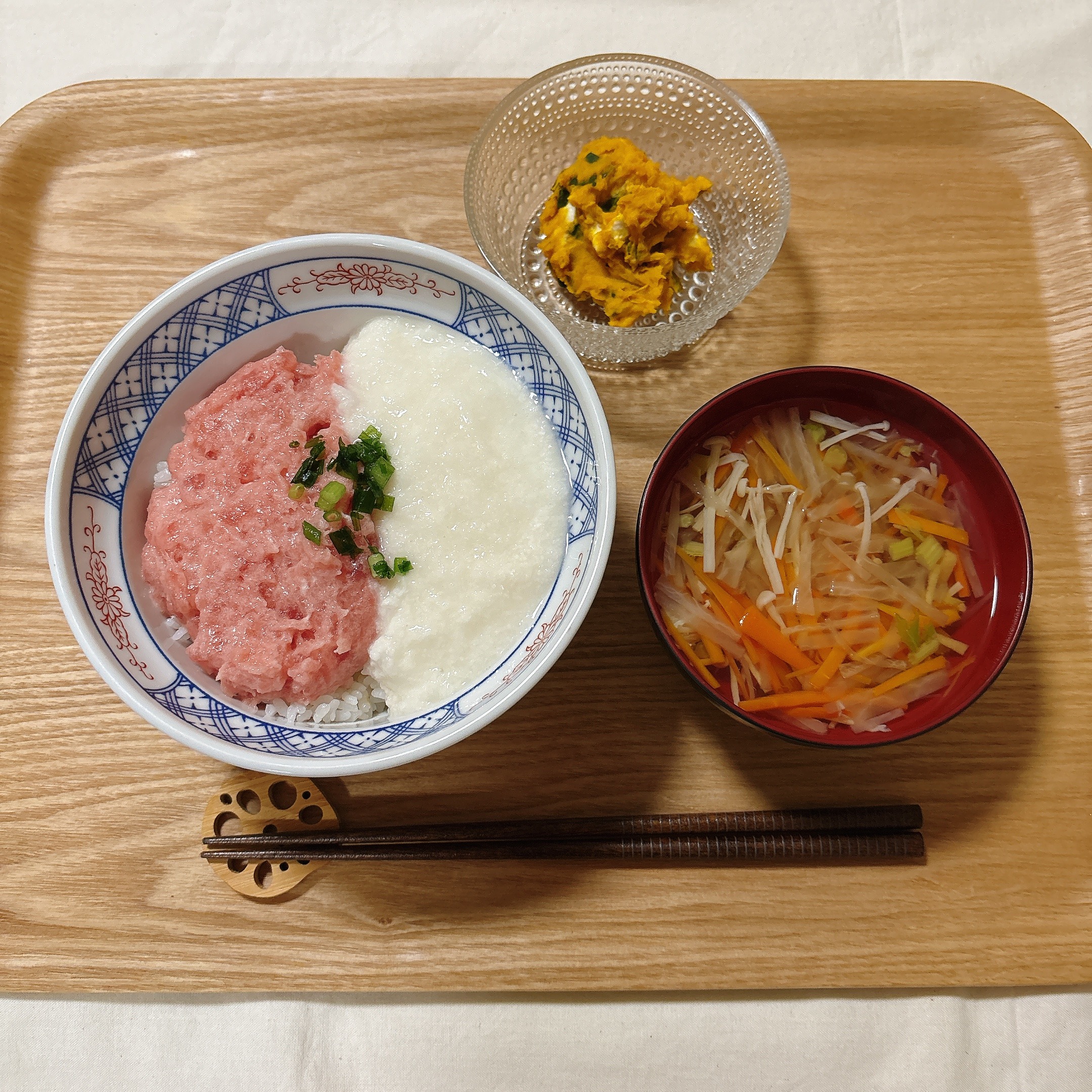 マグロの山かけ丼、かぼちゃサラダ、すまし汁の妊活中の夜ごはん献立