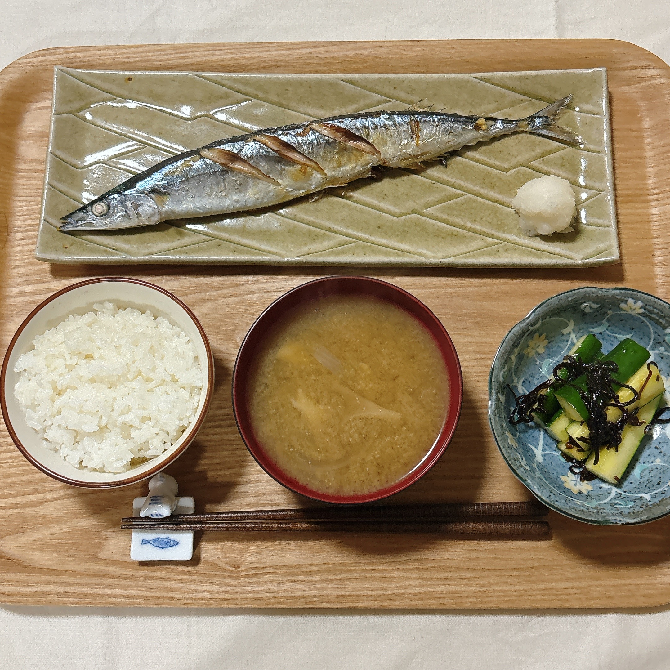 サンマの塩焼き、きゅうりと塩昆布和え、味噌汁の妊活中の夜ごはん献立