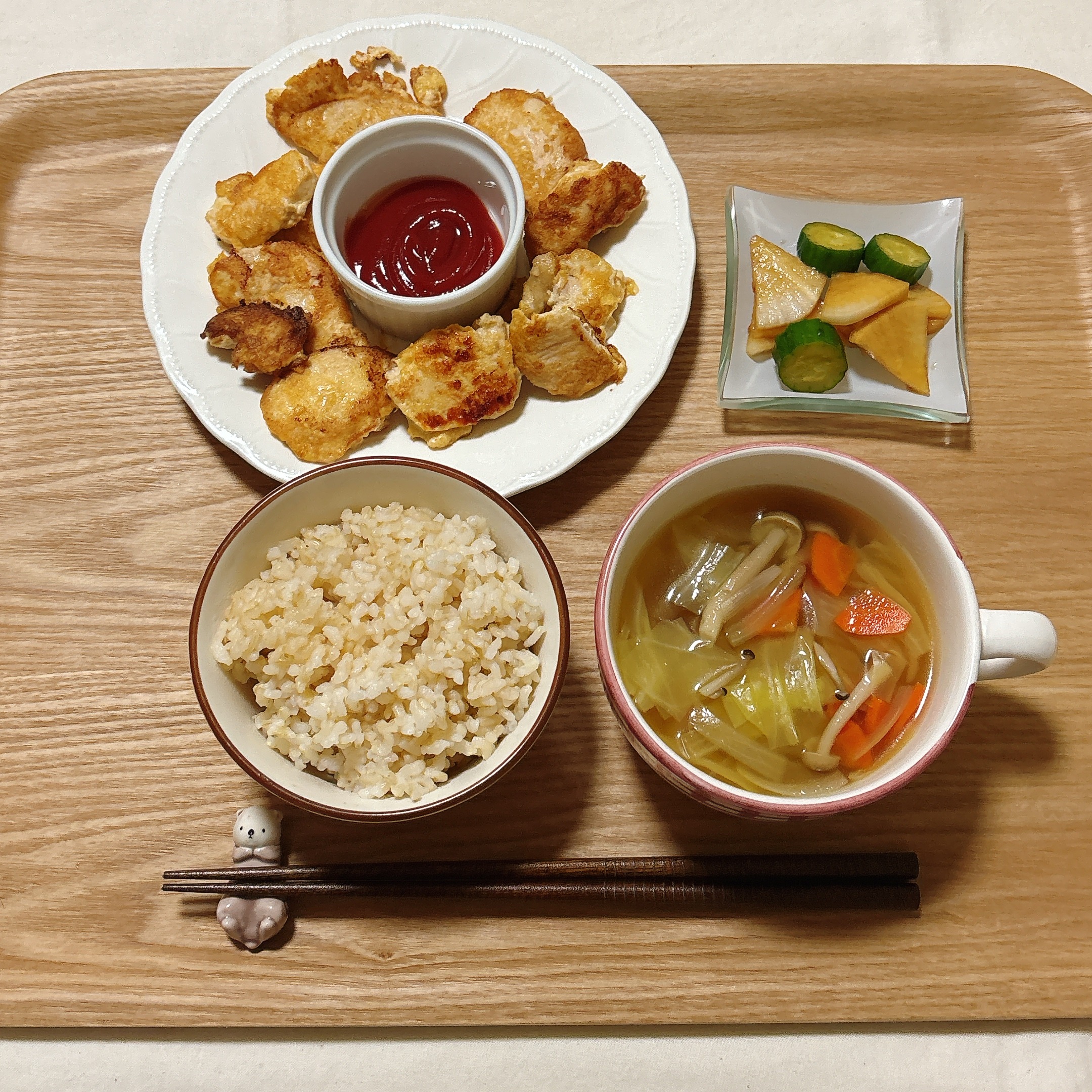 鶏むね肉のピカタ、大根ときゅうりの浅漬け、コンソメスープの妊活中の夜ごはん献立